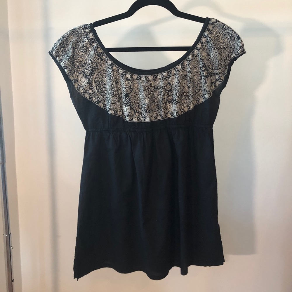 💫 3 for $30 💫 Black top with white embroidery